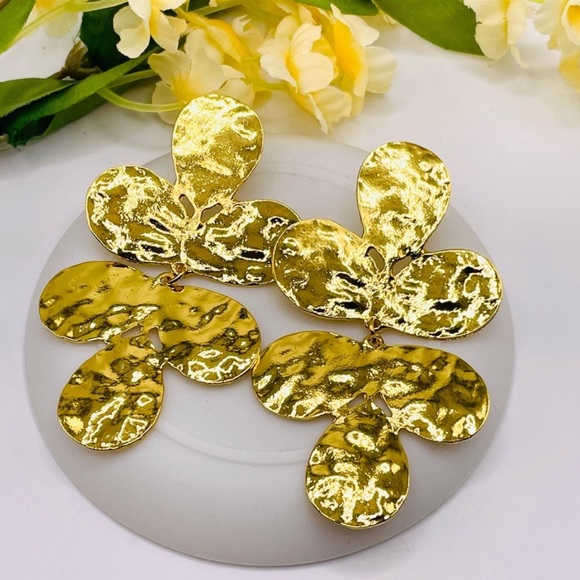 Hammered Gold Double Clover Earrings - Picture 3 of 5